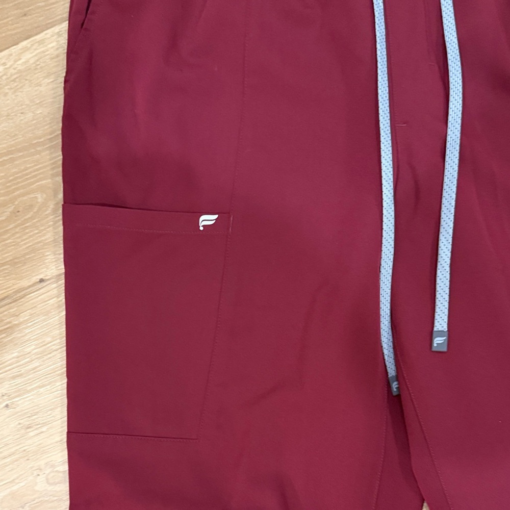 Fabletics Women's Burgundy V-Neck 2 piece scrub set XXL - Picture 11 of 15